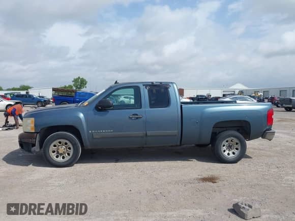 2007 Chevrolet Silverado 1500 1LT with VIN 2GCEC19C271654951, listed as a IAAI auction lot 42538117 with 255,789 mi miles and . Bid and sale history available at DreamBid. Image 14.