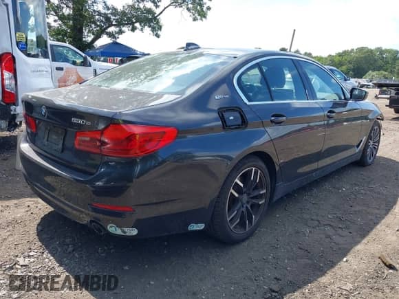 2019 BMW 5 Series 530e xDrive z VIN WBAJB1C57KB375500, wystawiony jako IAAI lot #40161096 z przebiegiem 113 690 mil mil oraz . Historia ofert i sprzedaży dostępna na DreamBid. Obrazek 4.