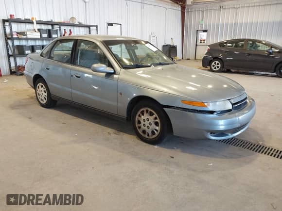 2002 Saturn LS z VIN 1G8JU54F02Y568204, wystawiony jako IAAI lot #43569718 z przebiegiem 246 391 mil mil oraz . Historia ofert i sprzedaży dostępna na DreamBid. Obrazek 1.