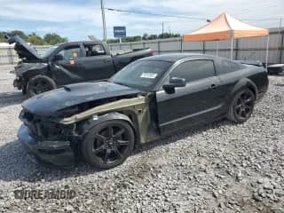 2007 Ford Mustang GT Deluxe z VIN 1ZVHT82H475239430, wystawiony jako Copart lot #70312905 z przebiegiem 144 674 mil mil oraz Szkoda całkowita • Salvage title. Historia ofert i sprzedaży dostępna na DreamBid. Obrazek 1.