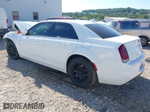 2019 Chrysler 300 S с VIN 2C3CCABG6KH755824, выставлен на аукционе IAAI как лот 42800009 с пробегом 43 059 миль миль и . История ставок и продаж доступна на DreamBid. Изображение 3.