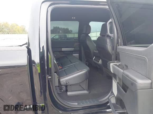 2024 Ford F-150 Lariat z VIN 1FTFW5L52RFA75628, wystawiony jako IAAI lot #43393183 z przebiegiem 15 578 mil mil oraz . Historia ofert i sprzedaży dostępna na DreamBid. Obrazek 8.