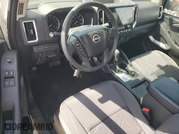 2025 Nissan Frontier S z VIN 1N6ED1CL2SN626402, wystawiony jako Copart lot #70339115 z przebiegiem 5 499 mil mil oraz Szkoda całkowita • Salvage title. Historia ofert i sprzedaży dostępna na DreamBid. Obrazek 8.