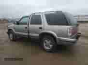 1998 Chevrolet Blazer LT z VIN 1GNDT13W8W2283752, wystawiony jako Copart lot #80677034 z przebiegiem 254 376 mil mil oraz Szkoda całkowita • Salvage title. Historia ofert i sprzedaży dostępna na DreamBid. Obrazek 2.