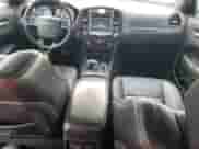 2013 Chrysler 300 S z VIN 2C3CCABG6DH527468, wystawiony jako Copart lot #68053465 z przebiegiem 181 795 mil mil oraz Czysty tytuł • Clean title. Historia ofert i sprzedaży dostępna na DreamBid. Obrazek 8.