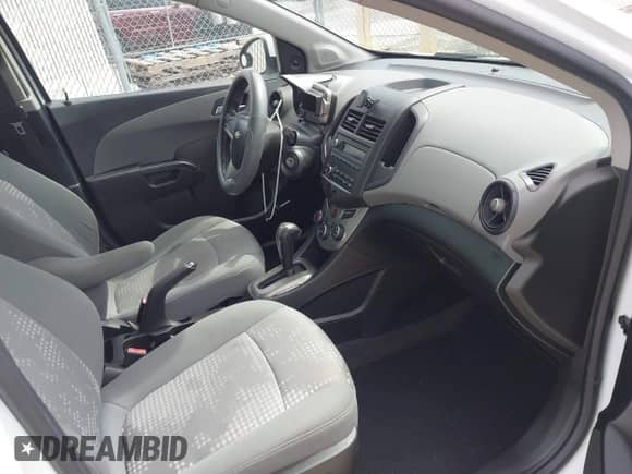 2012 Chevrolet Sonic LS z VIN 1G1JA6SHXC4129814, wystawiony jako IAAI lot #42654984 z przebiegiem 160 545 mil mil oraz . Historia ofert i sprzedaży dostępna na DreamBid. Obrazek 5.
