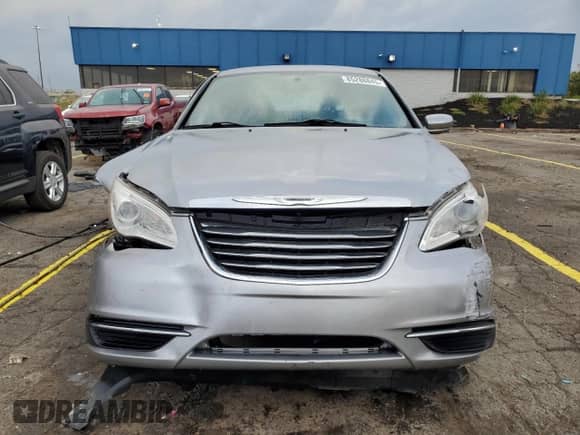 2014 Chrysler 200 Touring z VIN 1C3CCBBB8EN158728, wystawiony jako Copart lot #85288845 z przebiegiem 62 817 mil mil oraz Czysty tytuł • Clean title. Historia ofert i sprzedaży dostępna na DreamBid. Obrazek 5.