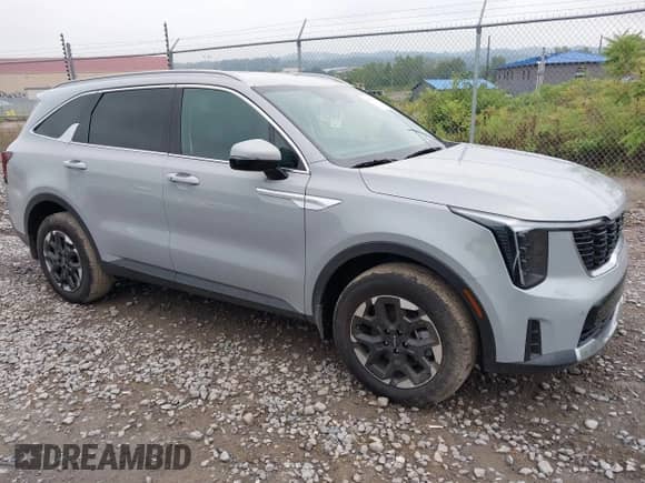 2025 Kia Sorento S с VIN 5XYRLDJCXSG332491, выставлен на аукционе IAAI как лот 43003969 с пробегом 1 969 миль миль и . История ставок и продаж доступна на DreamBid. Изображение 1.