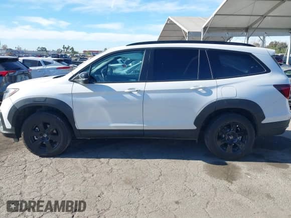2022 Honda Pilot TrailSport with VIN 5FNYF6H83NB075881, listed as a IAAI auction lot 41262606 with Not provided miles and . Bid and sale history available at DreamBid. Image 14.