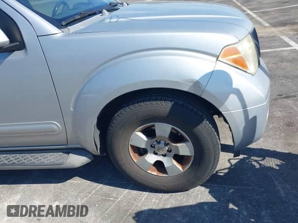 2006 Nissan Pathfinder SE z VIN 5N1AR18U76C633816, wystawiony jako IAAI lot #43077557 z przebiegiem 206 656 mil mil oraz . Historia ofert i sprzedaży dostępna na DreamBid. Obrazek 6.