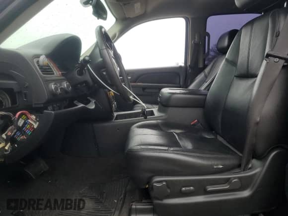 2010 Chevrolet Tahoe LT с VIN 1GNUKBE07AR215721, выставлен на аукционе Copart как лот 60985255 с пробегом 132 226 миль миль и На запчасти • Non repairable. История ставок и продаж доступна на DreamBid. Изображение 7.