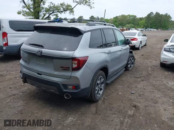2023 Honda Passport TrailSport z VIN 5FNYF8H66PB024923, wystawiony jako IAAI lot #42243780 z przebiegiem 14 358 mil mil oraz . Historia ofert i sprzedaży dostępna na DreamBid. Obrazek 4.