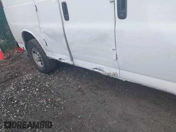 2005 Chevrolet Express Cargo с VIN 1GCHG35V951120353, выставлен на аукционе IAAI как лот 41803801 с пробегом Не указан миль и . История ставок и продаж доступна на DreamBid. Изображение 6.