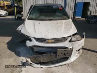 2020 Chevrolet Sonic LT z VIN 1G1JD5SB0L4105471, wystawiony jako Copart lot #71130445 z przebiegiem Nie podano mil oraz Szkoda całkowita • Salvage title. Historia ofert i sprzedaży dostępna na DreamBid. Obrazek 5.