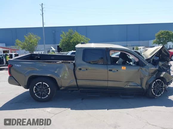 2024 Toyota Tacoma SR5 z VIN 3TMLB5JN8RM007836, wystawiony jako IAAI lot #42443151 z przebiegiem Nie podano mil oraz . Historia ofert i sprzedaży dostępna na DreamBid. Obrazek 13.