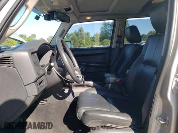 2008 Jeep Commander Limited z VIN 1J8HG58208C182836, wystawiony jako Copart lot #64780585 z przebiegiem 134 617 mil mil oraz Szkoda całkowita • Salvage title. Historia ofert i sprzedaży dostępna na DreamBid. Obrazek 7.