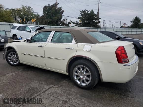2010 Chrysler 300 C Hemi с VIN 2C3CA6CT2AH274580, выставлен на аукционе Copart как лот 83861665 с пробегом 67 154 миль миль и Списание • Salvage title. История ставок и продаж доступна на DreamBid. Изображение 2.