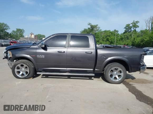 2017 Ram 1500 Laramie z VIN 1C6RR7NT4HS691372, wystawiony jako IAAI lot #42264467 z przebiegiem 135 395 mil mil oraz . Historia ofert i sprzedaży dostępna na DreamBid. Obrazek 14.