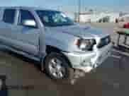 2013 Toyota Tacoma PreRunner z VIN 3TMKU4HN8DM034338, wystawiony jako IAAI lot #41808842 z przebiegiem 142 012 mil mil oraz . Historia ofert i sprzedaży dostępna na DreamBid. Obrazek 6.