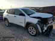2025 Jeep Compass Sport z VIN 3C4NJDAN9ST516030, wystawiony jako Copart lot #52292005 z przebiegiem 2 094 mil mil oraz Szkoda całkowita • Salvage title. Historia ofert i sprzedaży dostępna na DreamBid. Obrazek 4.