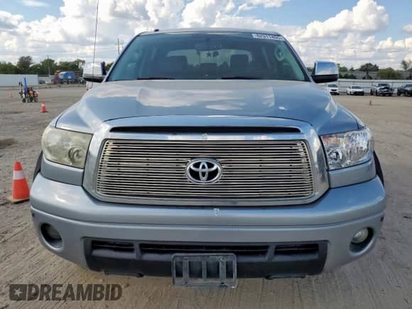 2013 Toyota Tundra Platinum с VIN 5TFFY5F10DX145553, выставлен на аукционе Copart как лот 82311405 с пробегом 142 592 миль миль и Списание • Salvage title. История ставок и продаж доступна на DreamBid. Изображение 5.