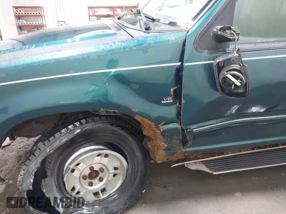 1997 Ford Explorer XLT с VIN 1FMDU35P3VUC49711, выставлен на аукционе IAAI как лот 41414941 с пробегом 249 309 миль миль и . История ставок и продаж доступна на DreamBid. Изображение 6.