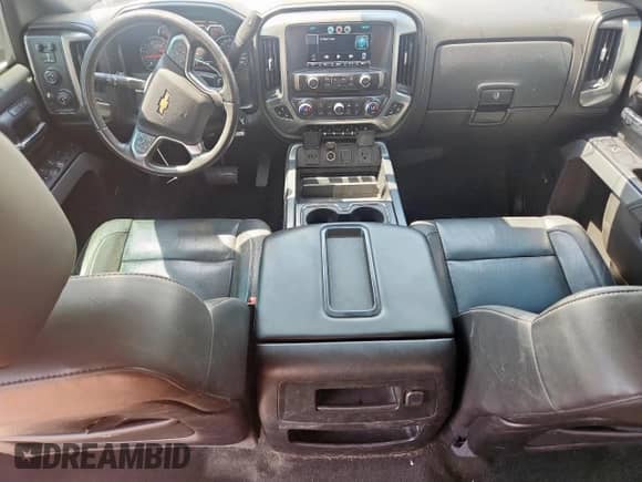 2015 Chevrolet Silverado 2500HD LTZ z VIN 1GC1KWE8XFF664201, wystawiony jako Copart lot #67785295 z przebiegiem 129 648 mil mil oraz Szkoda całkowita • Salvage title. Historia ofert i sprzedaży dostępna na DreamBid. Obrazek 8.