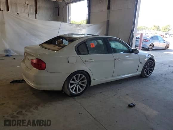 2011 BMW 3 Series 328i с VIN WBAPH5C56BF094023, выставлен на аукционе Copart как лот 63217425 с пробегом Не указан миль и Списание • Salvage title. История ставок и продаж доступна на DreamBid. Изображение 3.