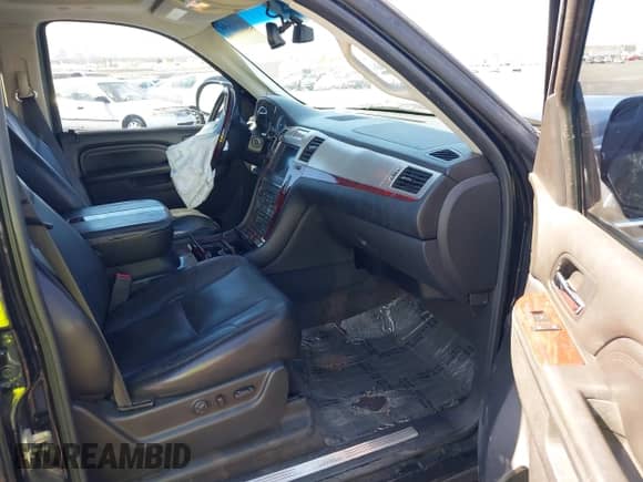 2011 Cadillac Escalade Premium z VIN 1GYS3CEF7BR111538, wystawiony jako IAAI lot #40443162 z przebiegiem 156 526 mil mil oraz . Historia ofert i sprzedaży dostępna na DreamBid. Obrazek 5.