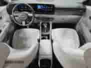 2025 Hyundai Kona SEL с VIN KM8HBCAB4SU287753, выставлен на аукционе Copart как лот 86862095 с пробегом 11 954 миль миль и Чистый • Clean title. История ставок и продаж доступна на DreamBid. Изображение 8.