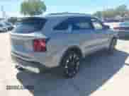 2024 Kia Sorento SX z VIN 5XYRK4JF2RG303784, wystawiony jako IAAI lot #41860346 z przebiegiem 8 978 mil mil oraz . Historia ofert i sprzedaży dostępna na DreamBid. Obrazek 4.