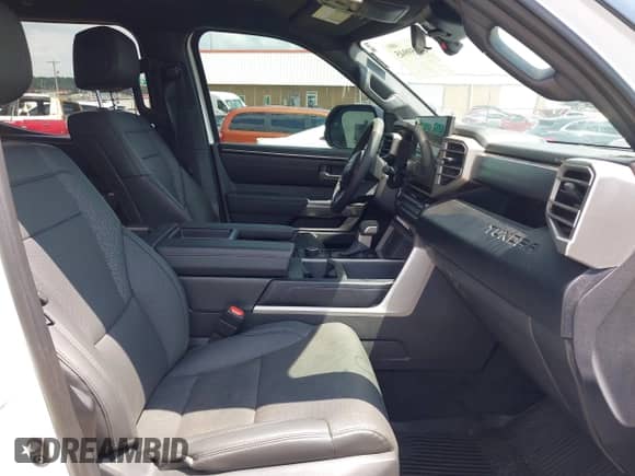 2025 Toyota Tundra SR5 z VIN 5TFLA5DB8SX265813, wystawiony jako IAAI lot #42659945 z przebiegiem 6 241 mil mil oraz . Historia ofert i sprzedaży dostępna na DreamBid. Obrazek 5.