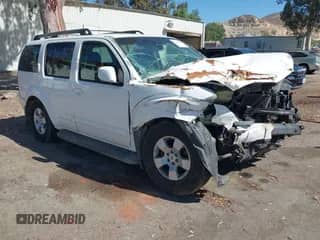 2006 Nissan Pathfinder SE z VIN 5N1AR18U76C685043, wystawiony jako IAAI lot #42586823 z przebiegiem 240 907 mil mil oraz . Historia ofert i sprzedaży dostępna na DreamBid. Obrazek 1.