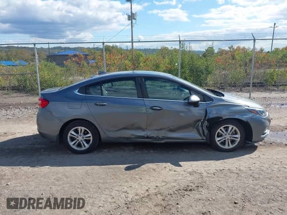 2018 Chevrolet Cruze LT z VIN 1G1BE5SM0J7153888, wystawiony jako IAAI lot #43407041 z przebiegiem 17 136 mil mil oraz . Historia ofert i sprzedaży dostępna na DreamBid. Obrazek 13.