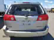 2010 Toyota Sienna CE z VIN 5TDKK4CC3AS302574, wystawiony jako Copart lot #65031275 z przebiegiem 133 319 mil mil oraz Szkoda całkowita • Salvage title. Historia ofert i sprzedaży dostępna na DreamBid. Obrazek 6.