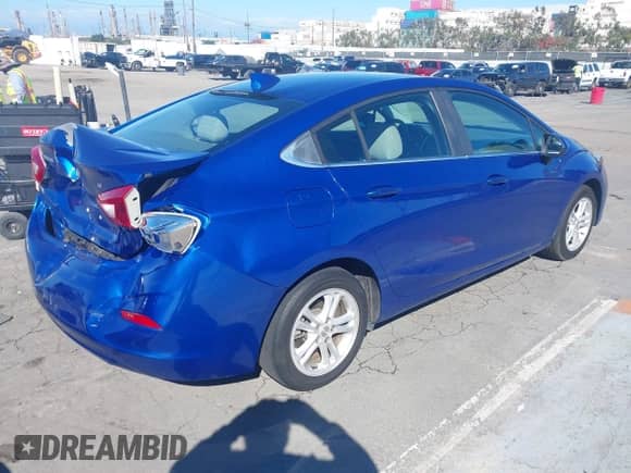 2017 Chevrolet Cruze LT z VIN 1G1BE5SM6H7131419, wystawiony jako IAAI lot #43462124 z przebiegiem 81 485 mil mil oraz . Historia ofert i sprzedaży dostępna na DreamBid. Obrazek 4.