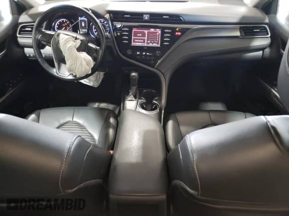 2020 Toyota Camry SE z VIN 4T1G11AKXLU334014, wystawiony jako Copart lot #62283675 z przebiegiem 83 671 mil mil oraz Czysty tytuł • Clean title. Historia ofert i sprzedaży dostępna na DreamBid. Obrazek 8.