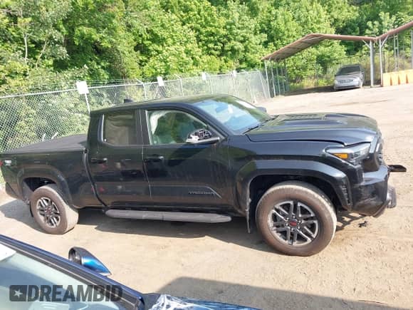 2024 Toyota Tacoma SR5 z VIN 3TMLB5JNXRM054348, wystawiony jako IAAI lot #42437739 z przebiegiem 11 274 mil mil oraz . Historia ofert i sprzedaży dostępna na DreamBid. Obrazek 13.
