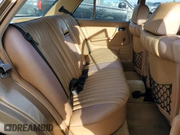 1984 Mercedes-Benz 300 D z VIN WDBAB33A5EA066564, wystawiony jako Copart lot #72059935 z przebiegiem 211 903 mil mil oraz Czysty tytuł • Clean title. Historia ofert i sprzedaży dostępna na DreamBid. Obrazek 10.