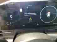 2024 Hyundai Kona Limited z VIN KM8HECA32RU168562, wystawiony jako Copart lot #85600515 z przebiegiem 31 701 mil mil oraz Czysty tytuł • Clean title. Historia ofert i sprzedaży dostępna na DreamBid. Obrazek 9.