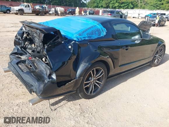 2005 Ford Mustang GT Deluxe z VIN 1ZVFT82H855255747, wystawiony jako IAAI lot #42706848 z przebiegiem Nie podano mil oraz . Historia ofert i sprzedaży dostępna na DreamBid. Obrazek 4.