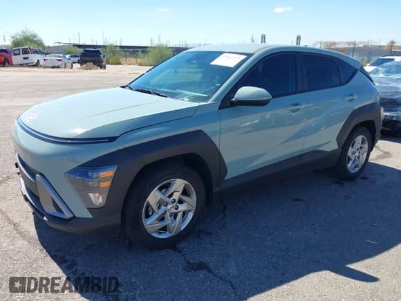 2025 Hyundai Kona SE z VIN KM8HA3AB8SU268349, wystawiony jako IAAI lot #43461222 z przebiegiem 5 517 mil mil oraz . Historia ofert i sprzedaży dostępna na DreamBid. Obrazek 2.