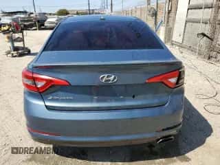 2015 Hyundai Sonata SE z VIN 5NPE24AF9FH154213, wystawiony jako Copart lot #71010825 z przebiegiem 178 780 mil mil oraz Czysty tytuł • Clean title. Historia ofert i sprzedaży dostępna na DreamBid. Obrazek 6.
