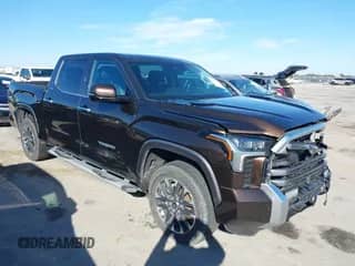 2023 Toyota Tundra Limited Hybrid z VIN 5TFJC5DB7PX032210, wystawiony jako IAAI lot #41667443 z przebiegiem 18 390 mil mil oraz . Historia ofert i sprzedaży dostępna na DreamBid. Obrazek 1.