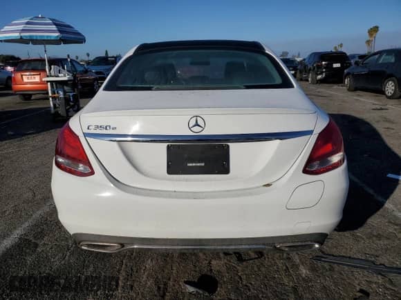 2016 Mercedes-Benz C 350e z VIN 55SWF4HB9GU154920, wystawiony jako Copart lot #43662765 z przebiegiem 63 237 mil mil oraz Szkoda całkowita • Salvage title. Historia ofert i sprzedaży dostępna na DreamBid. Obrazek 6.