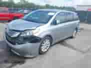 2015 Toyota Sienna XLE с VIN 5TDYK3DC1FS589889, выставлен на аукционе IAAI как лот 42926975 с пробегом 176 939 миль миль и . История ставок и продаж доступна на DreamBid. Изображение 2.