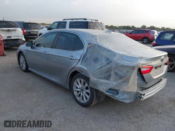 2020 Toyota Camry LE z VIN 4T1C11AK2LU354305, wystawiony jako IAAI lot #43511081 z przebiegiem 125 215 mil mil oraz . Historia ofert i sprzedaży dostępna na DreamBid. Obrazek 3.