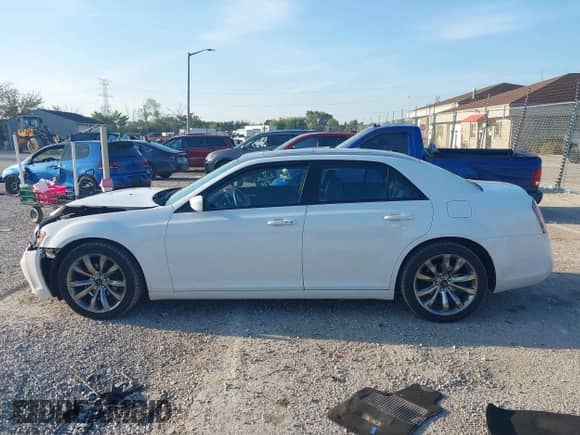 2014 Chrysler 300 S с VIN 2C3CCABG8EH307069, выставлен на аукционе IAAI как лот 43238396 с пробегом 149 613 миль миль и . История ставок и продаж доступна на DreamBid. Изображение 14.