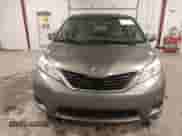 2013 Toyota Sienna LE AAS z VIN 5TDKK3DC4DS382349, wystawiony jako IAAI lot #43329574 z przebiegiem 143 911 mil mil oraz . Historia ofert i sprzedaży dostępna na DreamBid. Obrazek 13.