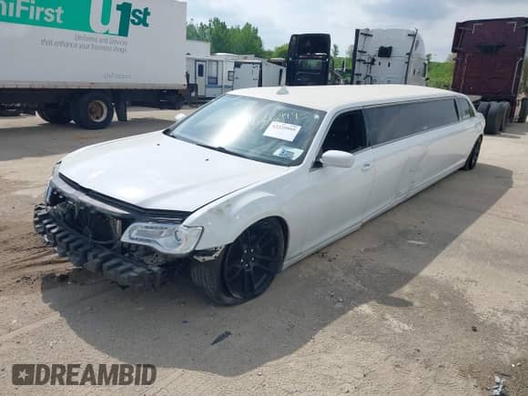 2016 Chrysler 300 Anniversary Edition с VIN 2C3CCAAG5GH261138, выставлен на аукционе IAAI как лот 42229995 с пробегом 108 501 миль миль и . История ставок и продаж доступна на DreamBid. Изображение 2.